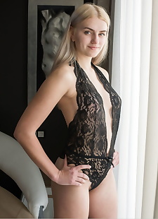 порно фото молодой Блондинка девушка показывает ее awesome, big tits , high heels 