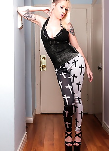 porno Fotos hot Goth Nicole Bosheit Streifen zu pose, ass , high heels 